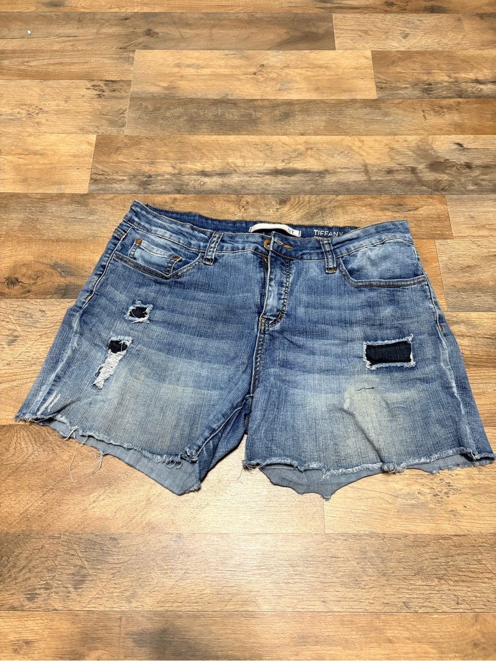 Tiffany Distressed Denim Shorts Women’s Size 12 Raw Hem Stretch Jean Shorts